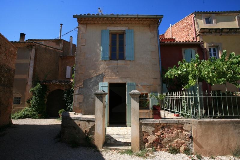 Luberon, jolie maison de village avec cour